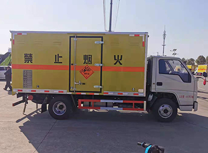 秦皇岛爆破器材运输车工人安全操作规范与智能技术保障